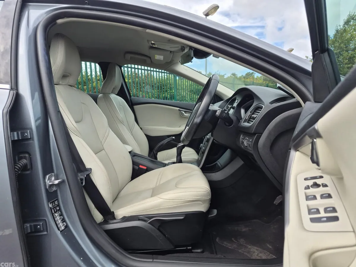 Volvo V40 Hatchback, Diesel, 2016, Grey