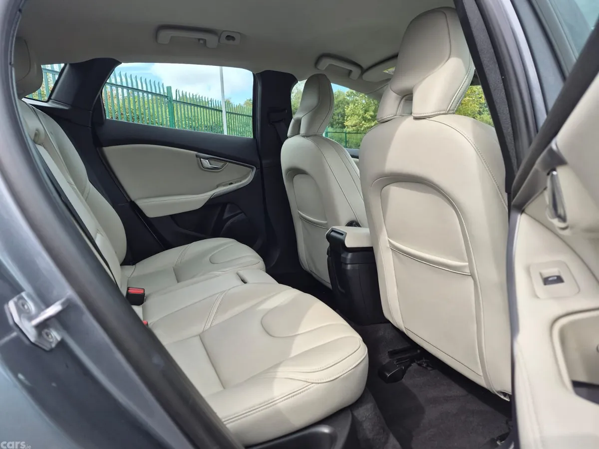 Volvo V40 Hatchback, Diesel, 2016, Grey
