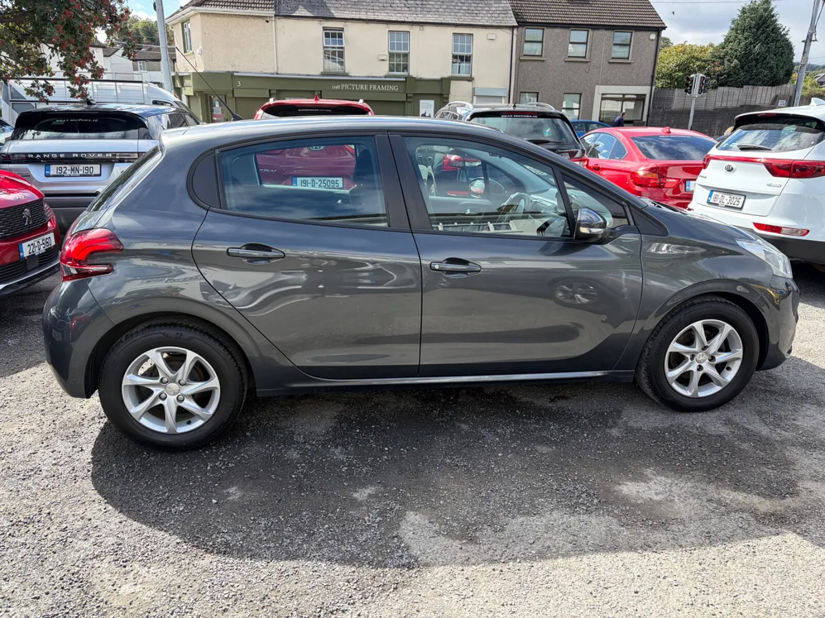 Peugeot 208 Hatchback, Diesel, 2017, Grey