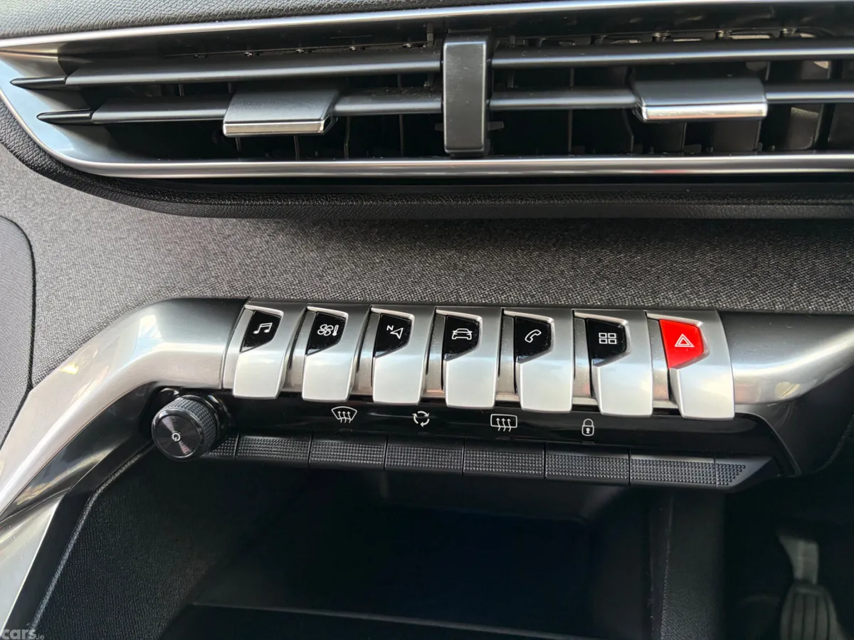 Peugeot 3008 MPV, Petrol, 2018, Grey
