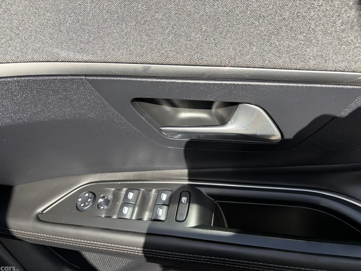Peugeot 3008 MPV, Petrol, 2018, Grey