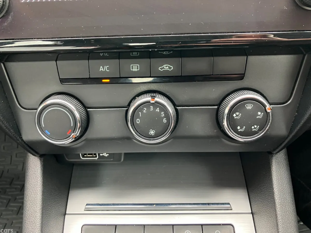 Skoda Octavia Hatchback, Diesel, 2019, Brown