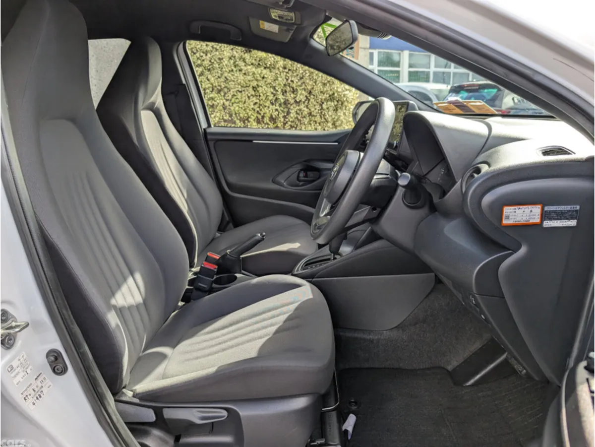 Toyota Yaris Hatchback, Petrol Hybrid, 2023, White