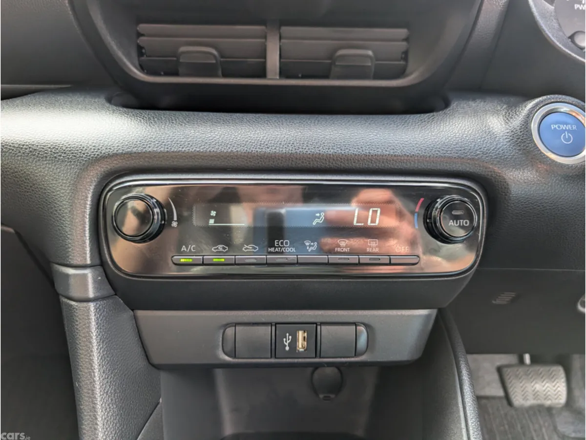 Toyota Yaris Hatchback, Petrol Hybrid, 2023, White