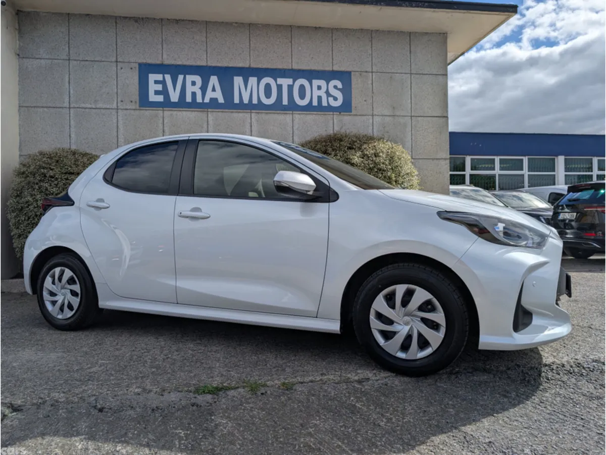 Toyota Yaris Hatchback, Petrol Hybrid, 2023, White