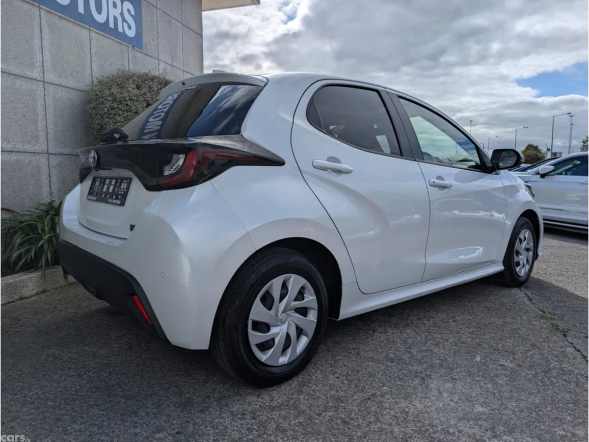 Toyota Yaris Hatchback, Petrol Hybrid, 2023, White