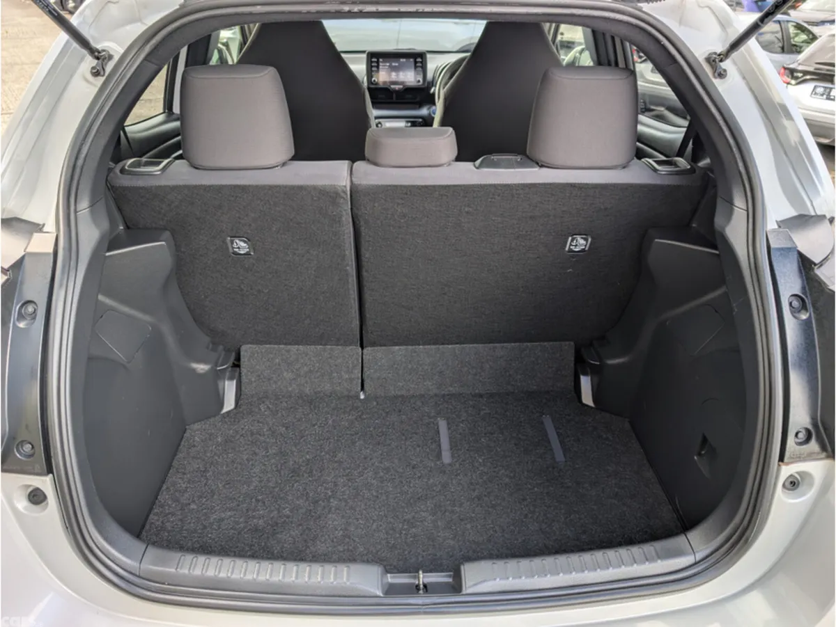 Toyota Yaris Hatchback, Petrol Hybrid, 2023, White
