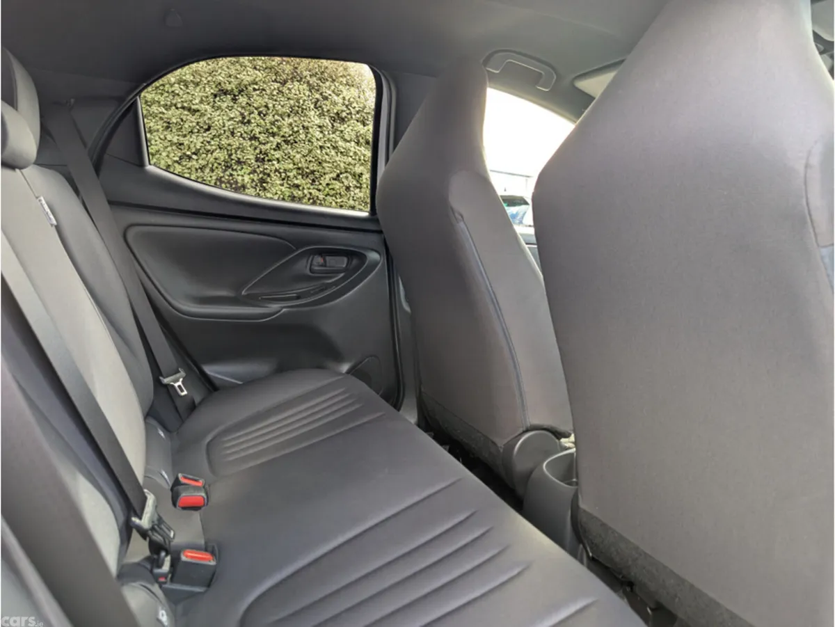 Toyota Yaris Hatchback, Petrol Hybrid, 2023, White
