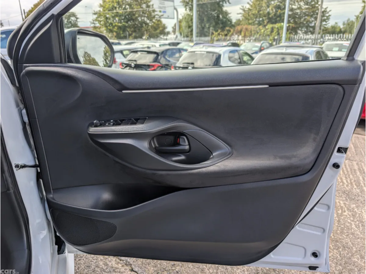 Toyota Yaris Hatchback, Petrol Hybrid, 2023, White