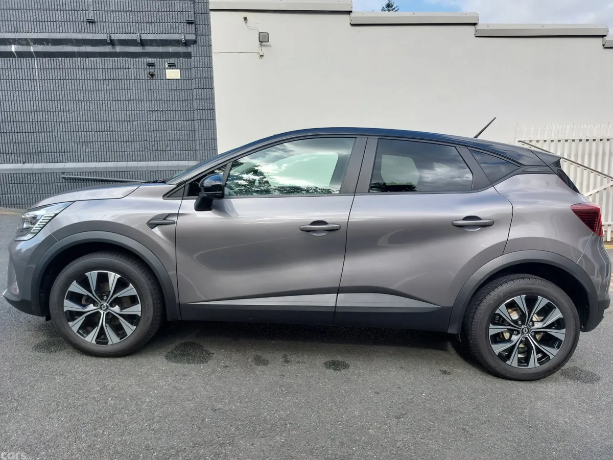 Renault Captur SUV, Petrol, 2023, Grey