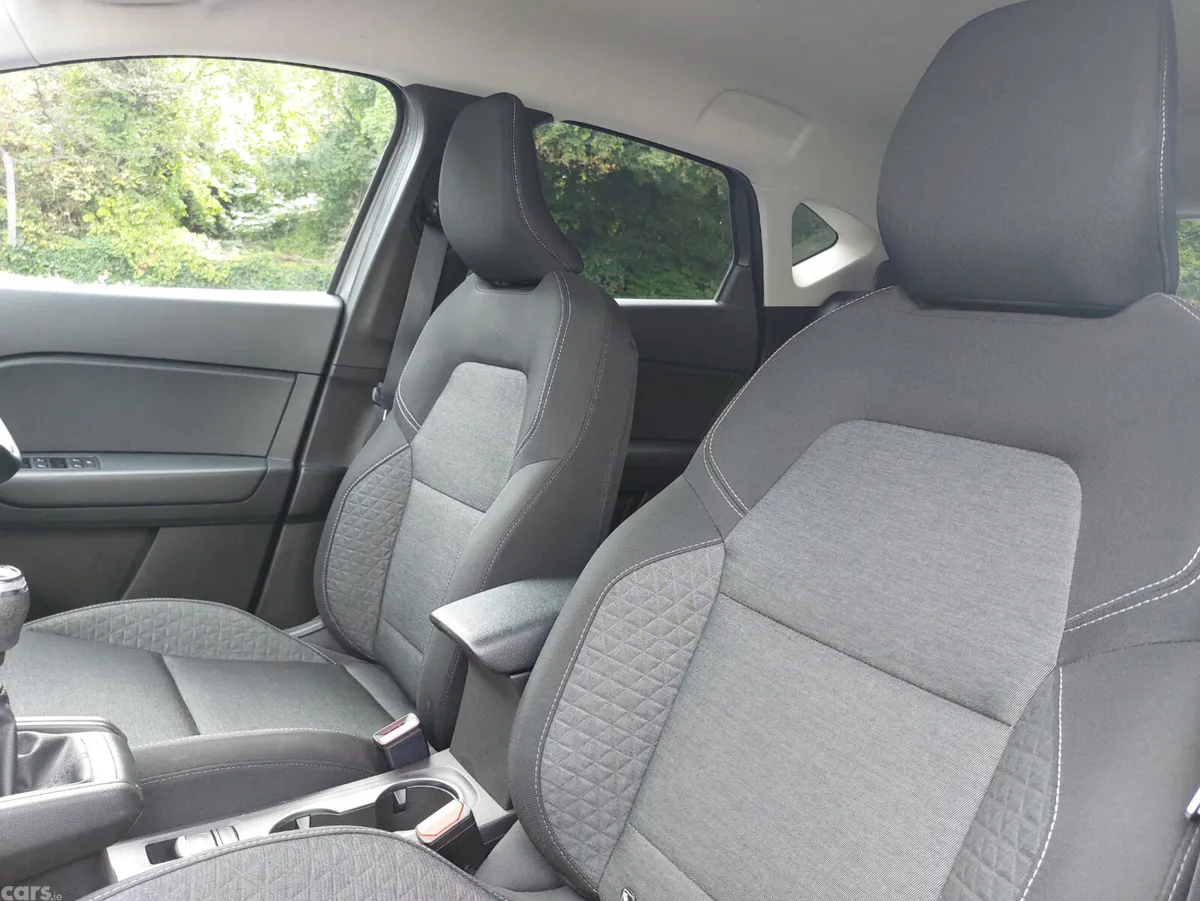 Renault Captur SUV, Petrol, 2023, Grey