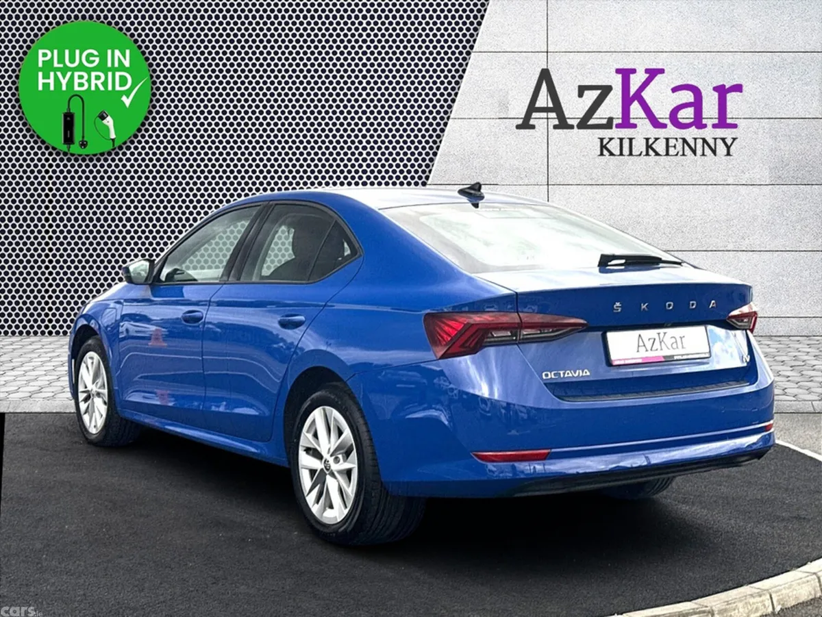 Skoda Octavia Hatchback, Petrol Plug-in Hybrid, 2023, Blue
