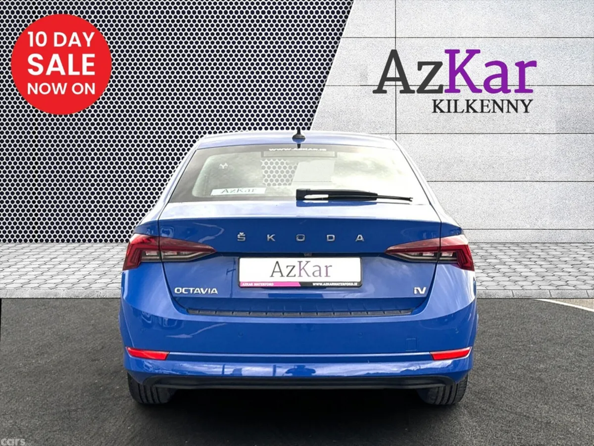 Skoda Octavia Hatchback, Petrol Plug-in Hybrid, 2023, Blue