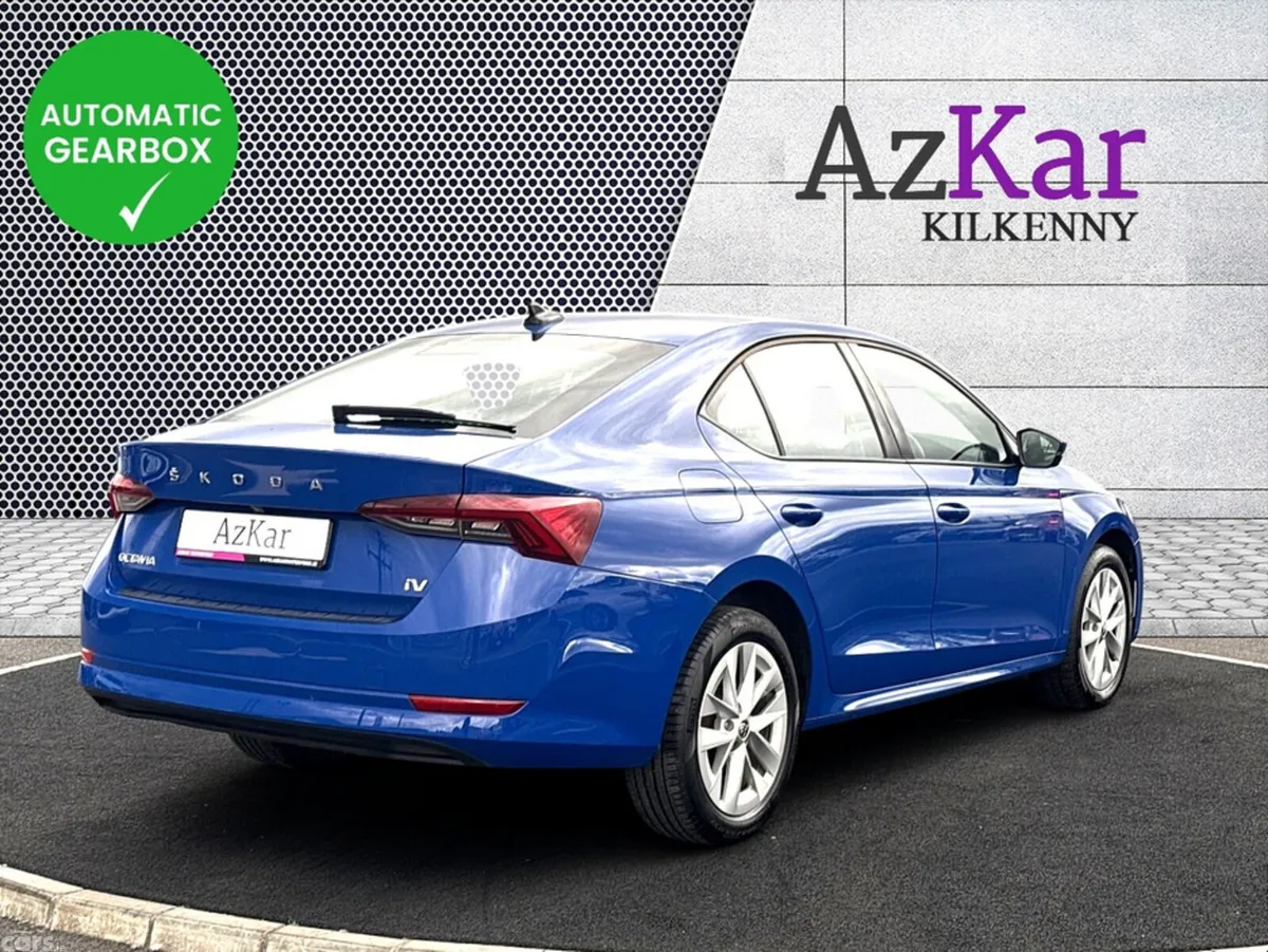 Skoda Octavia Hatchback, Petrol Plug-in Hybrid, 2023, Blue