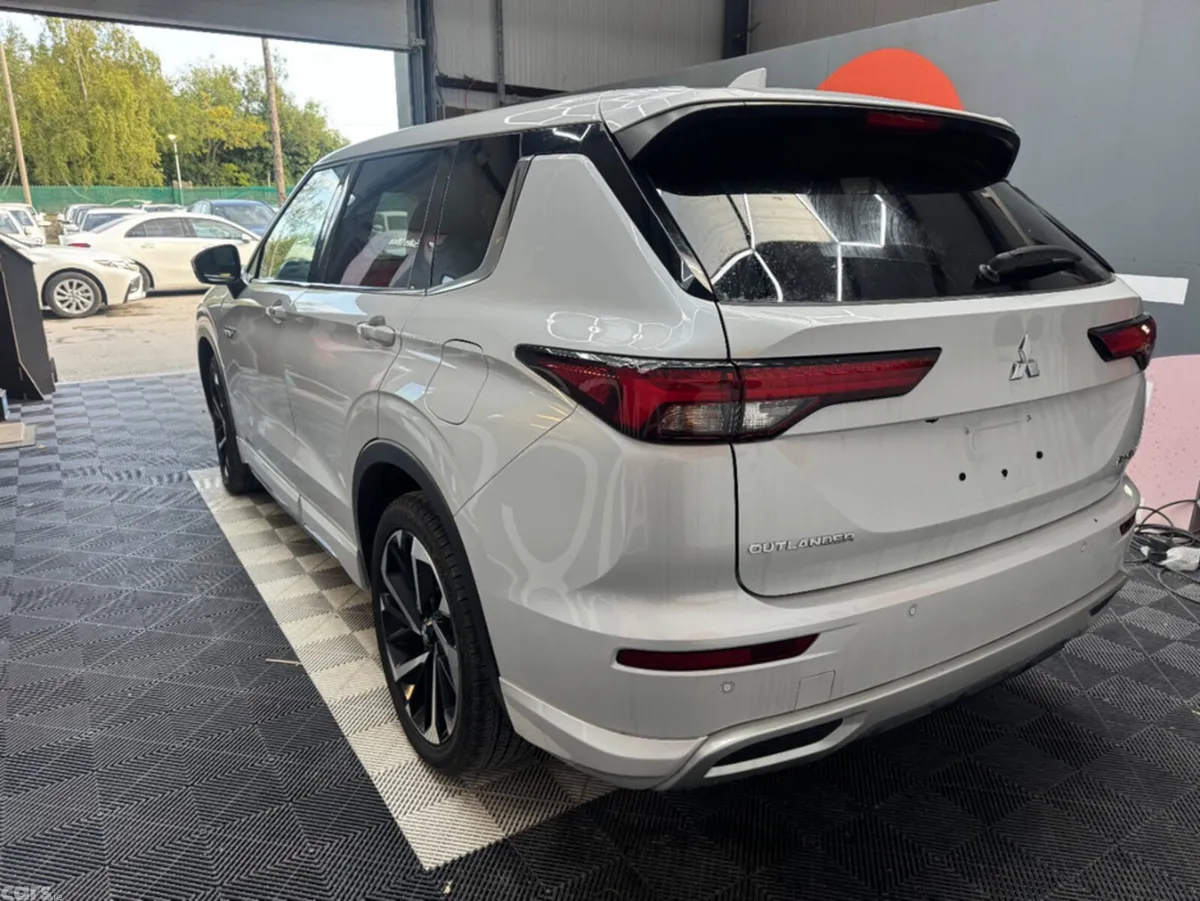 Mitsubishi Outlander SUV, Petrol Plug-in Hybrid, 2024, White