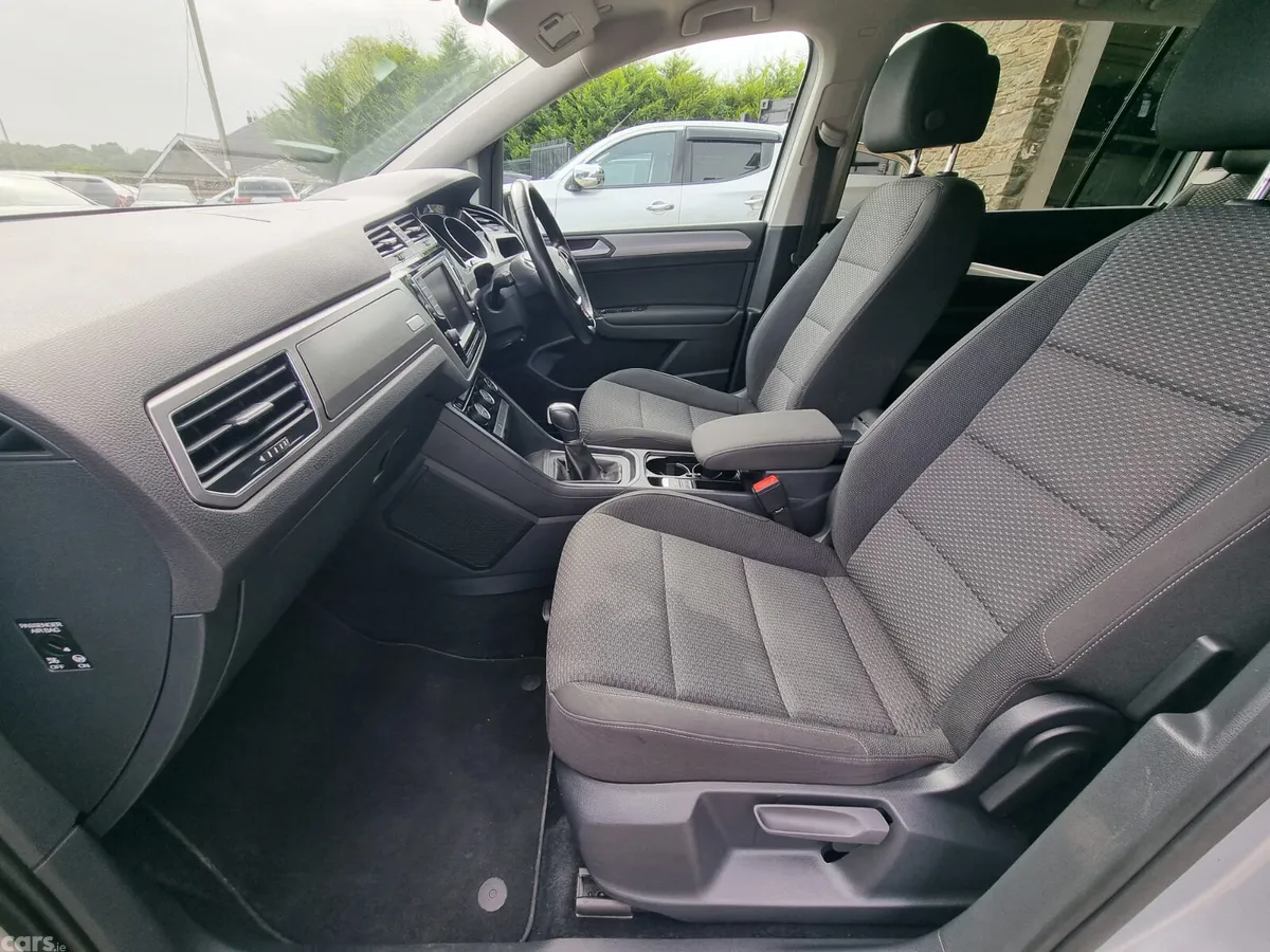Volkswagen Touran MPV, Petrol, 2016, Silver