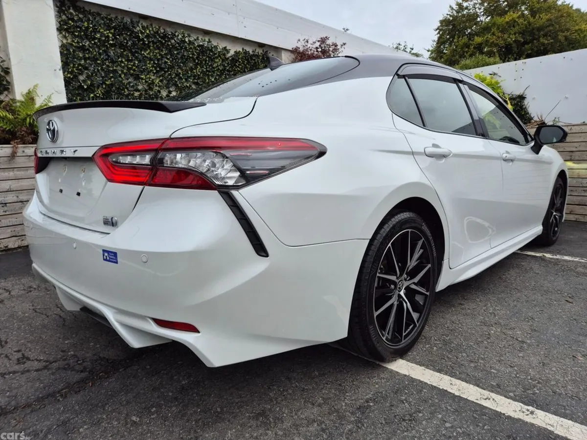 Toyota Camry Saloon, Petrol Hybrid, 2021, White