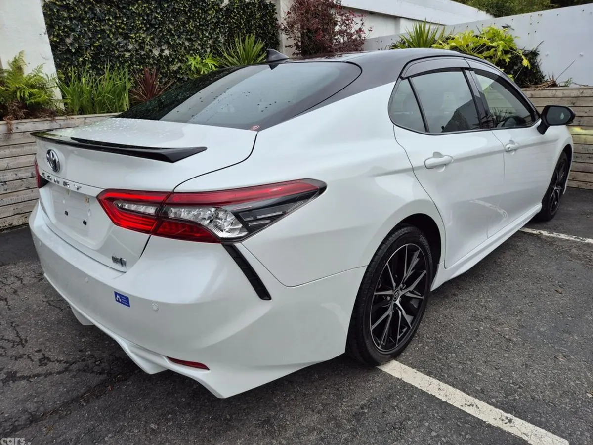 Toyota Camry Saloon, Petrol Hybrid, 2021, White