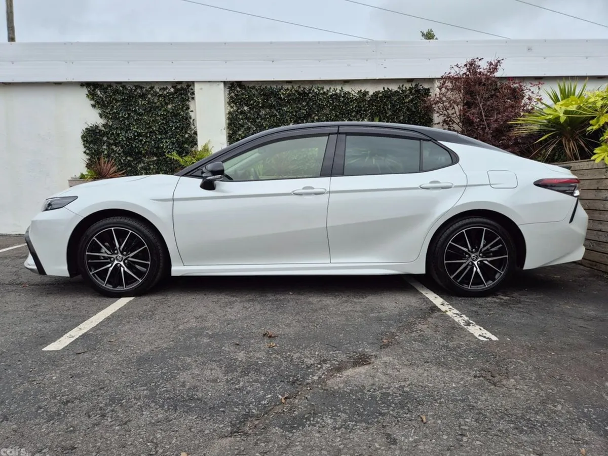 Toyota Camry Saloon, Petrol Hybrid, 2021, White