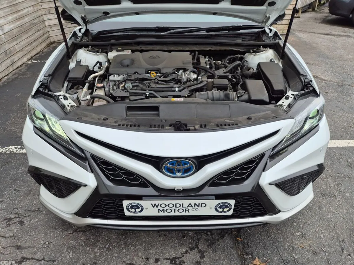 Toyota Camry Saloon, Petrol Hybrid, 2021, White