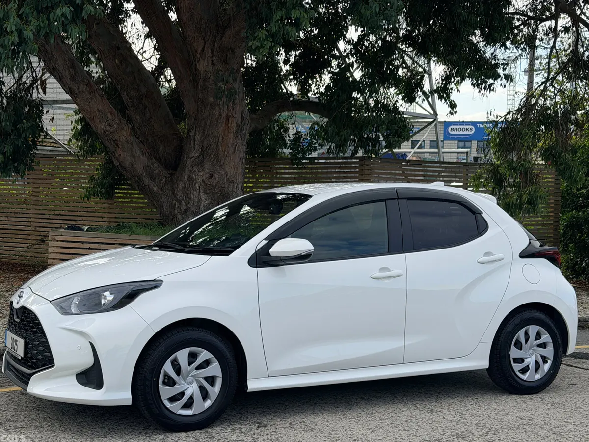 Toyota Yaris Hatchback, Petrol Hybrid, 2025, White