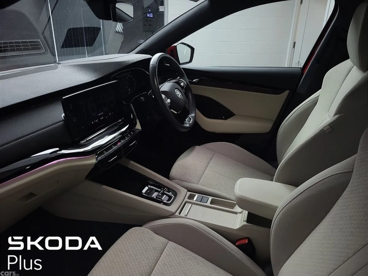 Skoda Octavia Saloon, Petrol, 2023, Red