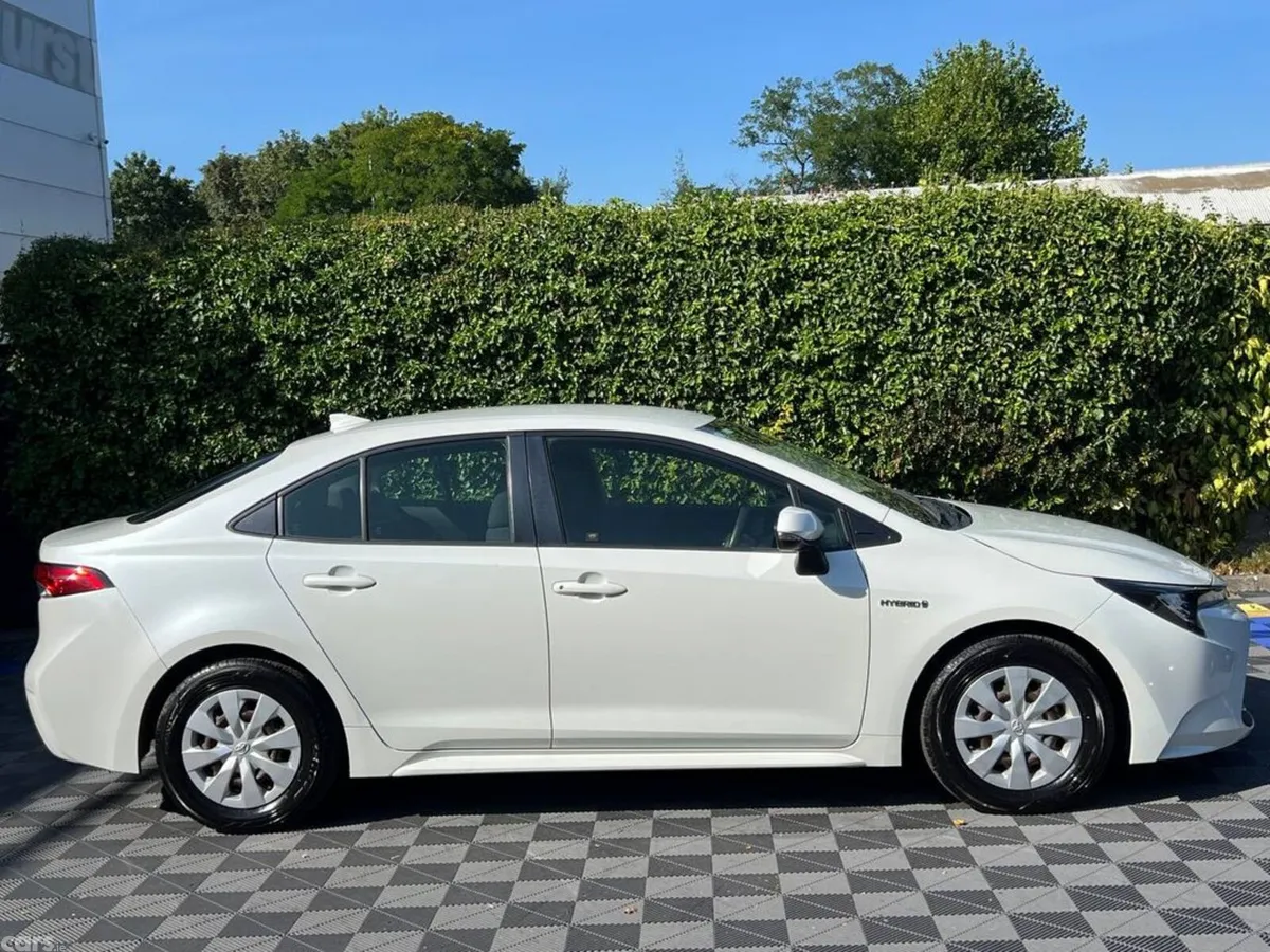 Toyota Corolla Saloon, Petrol Hybrid, 2020, White