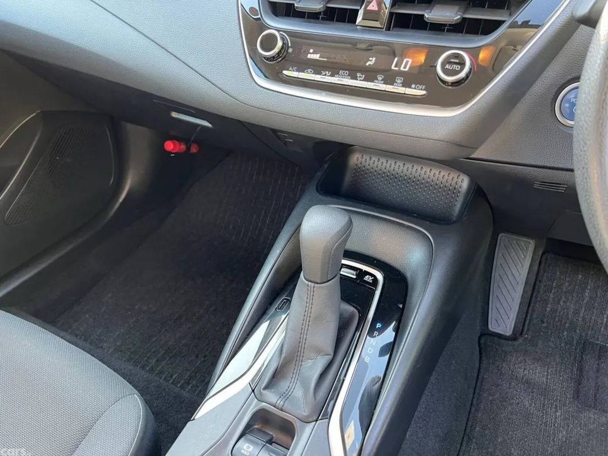 Toyota Corolla Saloon, Petrol Hybrid, 2020, White