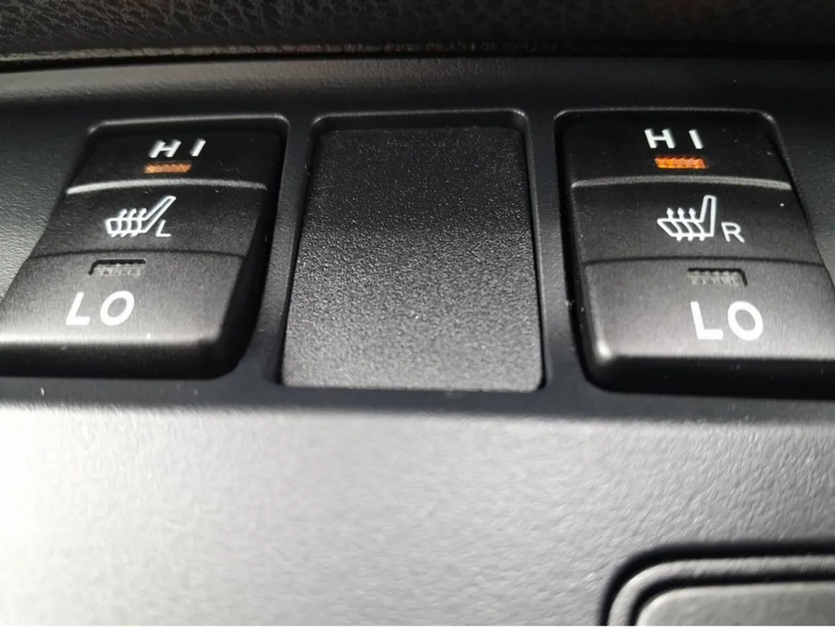 Toyota Auris Hatchback, Petrol Hybrid, 2016, White