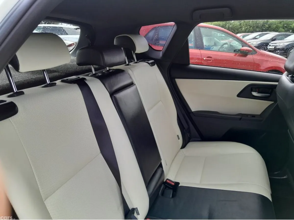Toyota Auris Hatchback, Petrol Hybrid, 2016, White