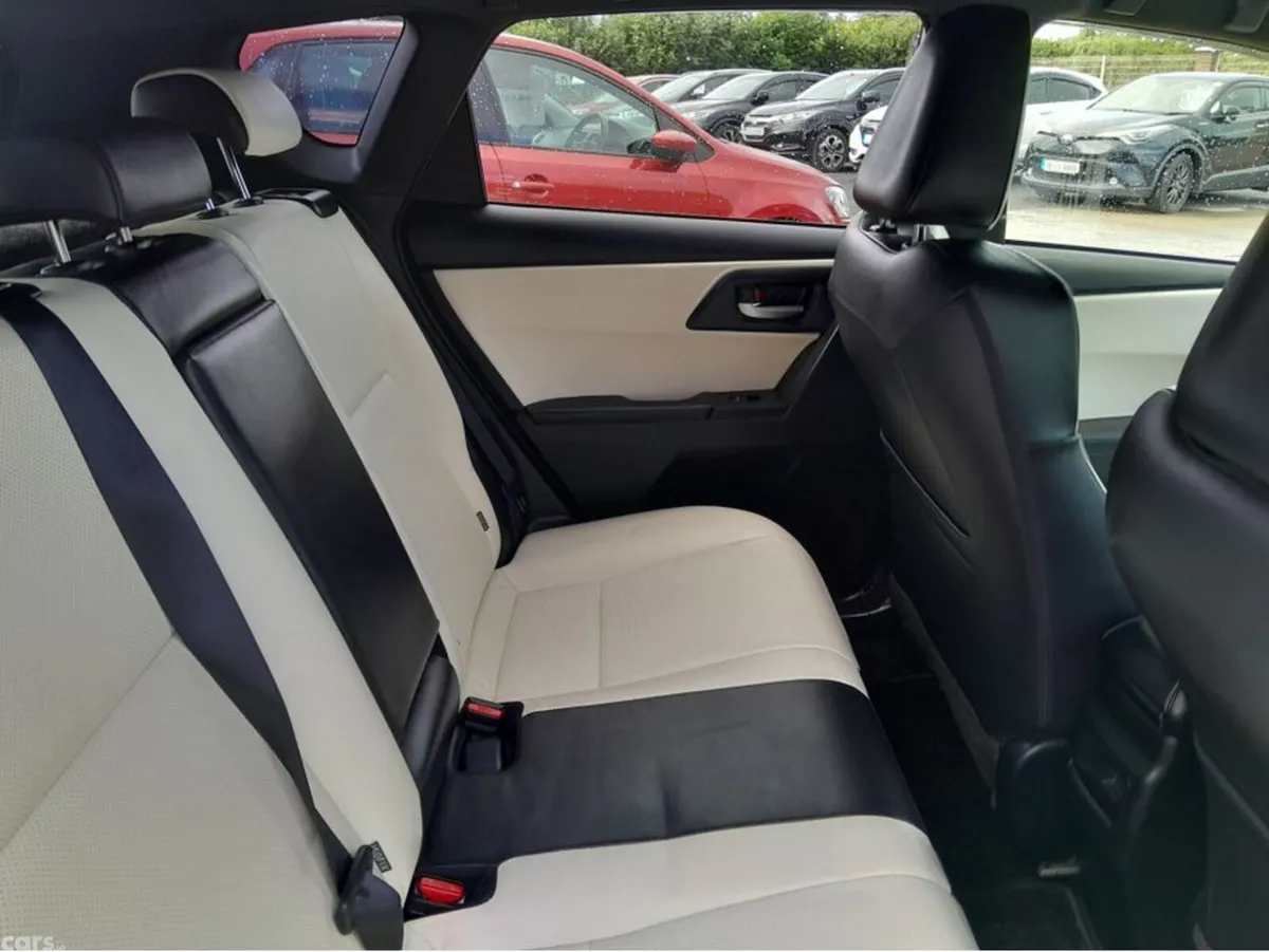 Toyota Auris Hatchback, Petrol Hybrid, 2016, White