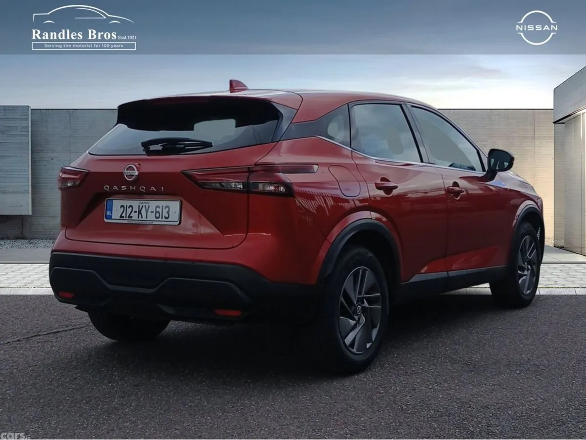 Nissan Qashqai MPV, Petrol, 2021, Red