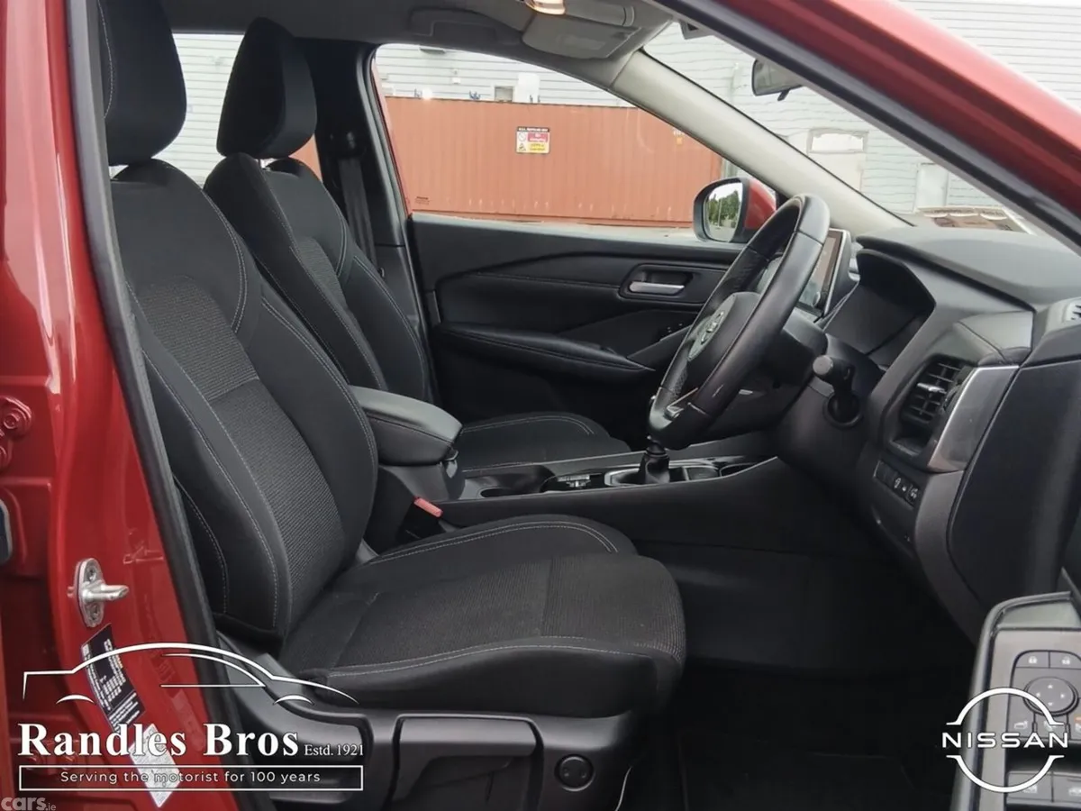 Nissan Qashqai MPV, Petrol, 2021, Red