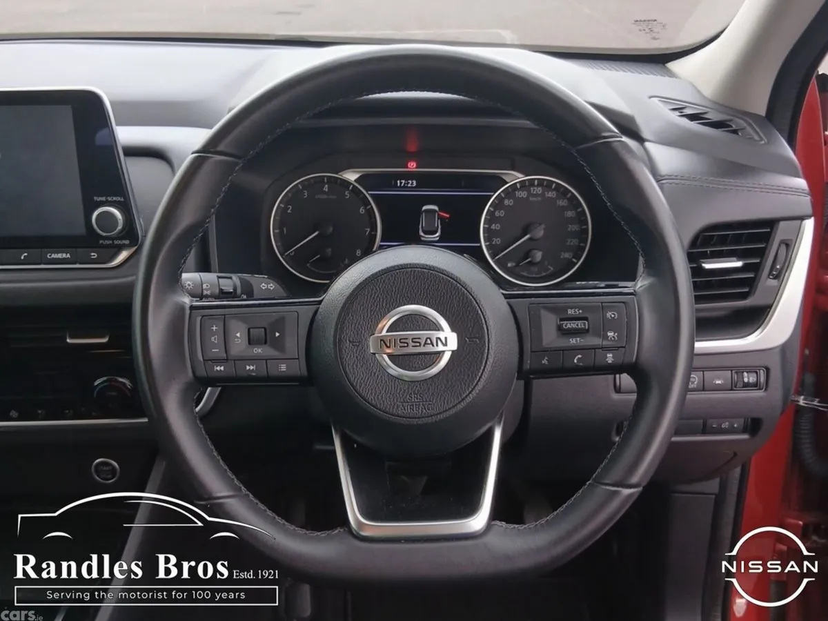 Nissan Qashqai MPV, Petrol, 2021, Red