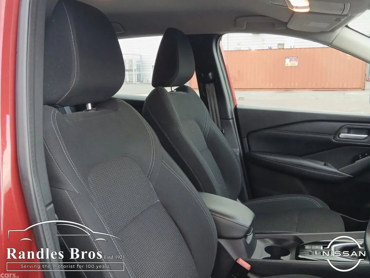 Nissan Qashqai MPV, Petrol, 2021, Red