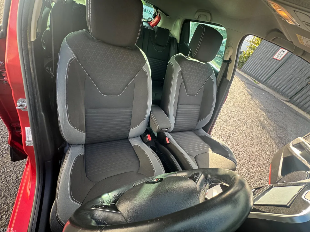 Renault Clio Hatchback, Petrol, 2016, Red