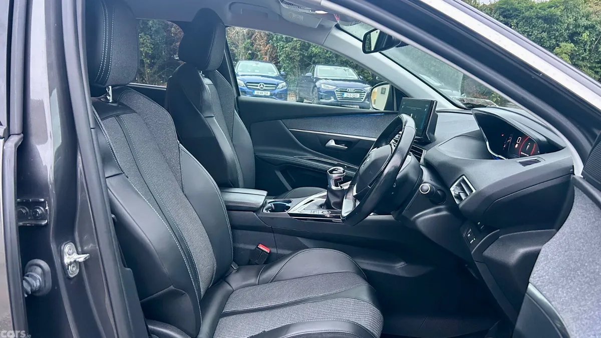 Peugeot 5008 MPV, Diesel, 2021, Grey