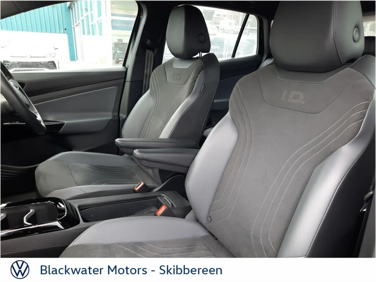 Volkswagen ID.4 Hatchback, Electric, 2023, Grey