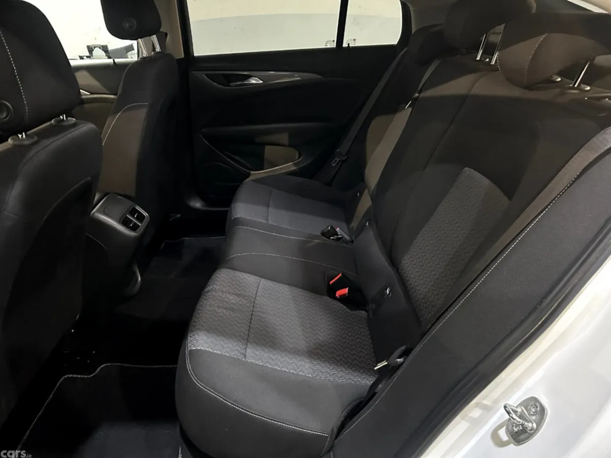 Opel Insignia Hatchback, Diesel, 2020, White