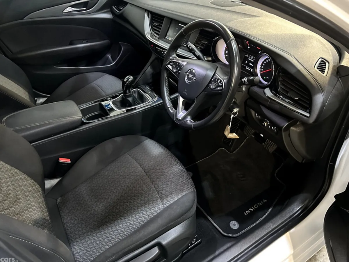 Opel Insignia Hatchback, Diesel, 2020, White