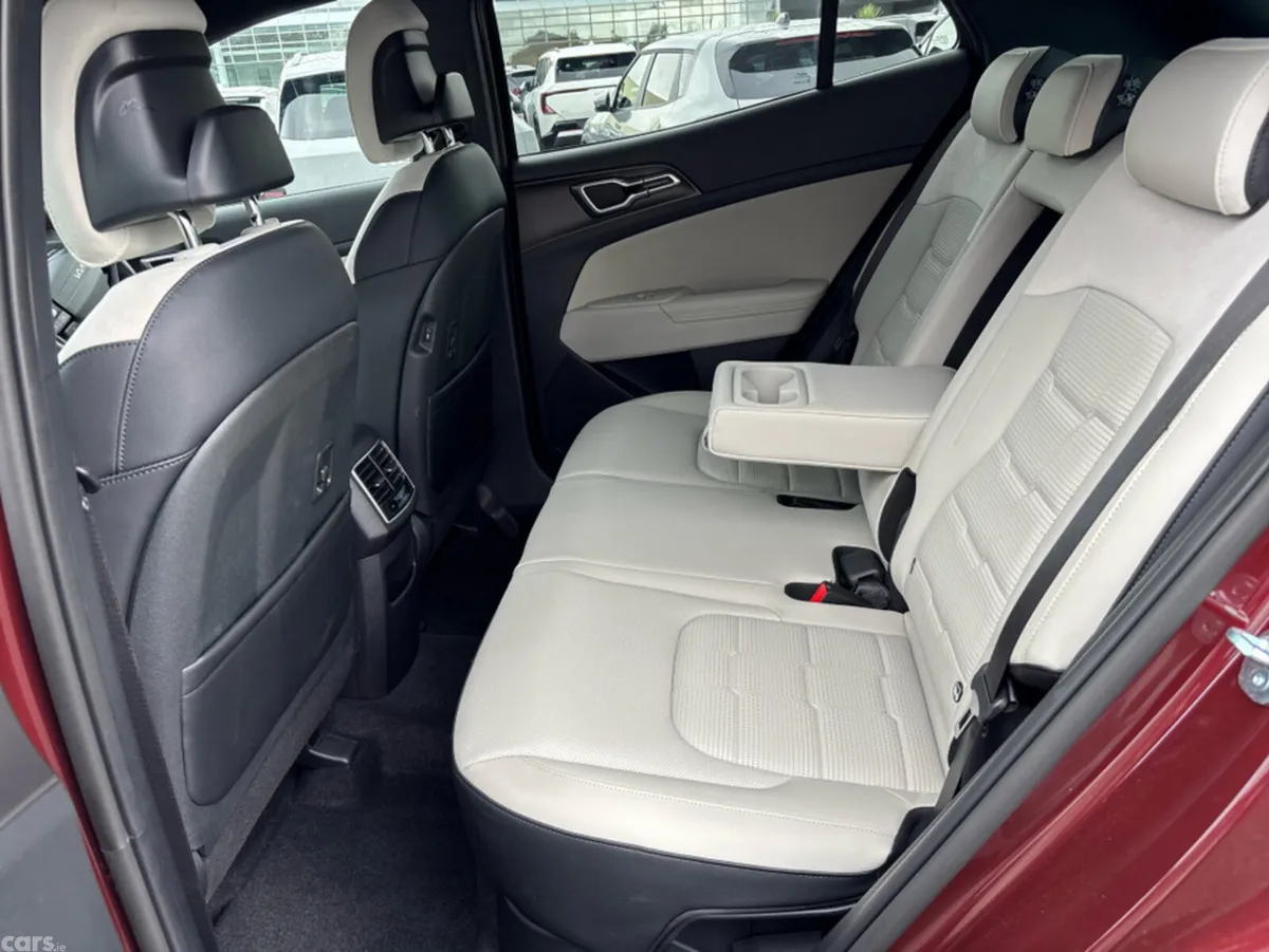 Kia Sportage MPV, Petrol Hybrid, 2026, Red
