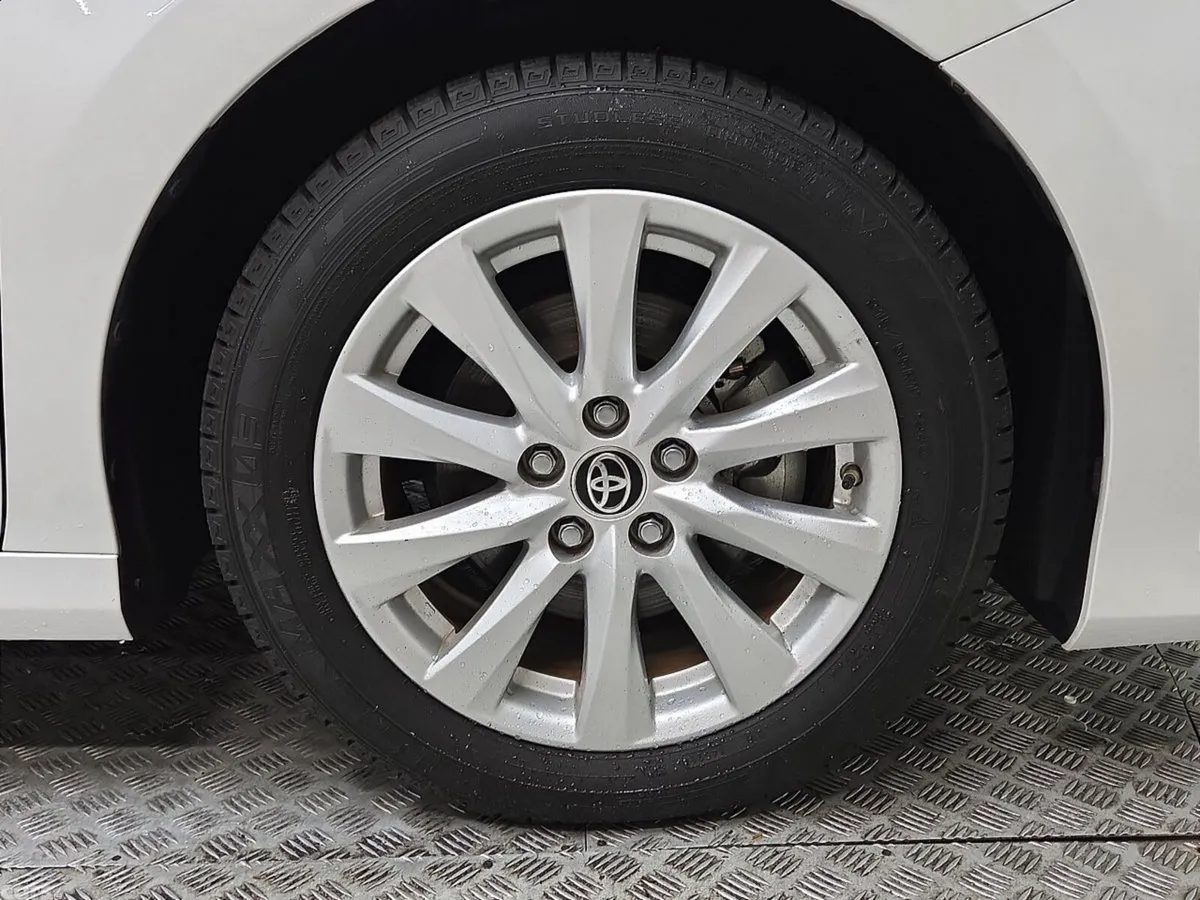 Toyota Camry Saloon, Petrol Hybrid, 2020, White