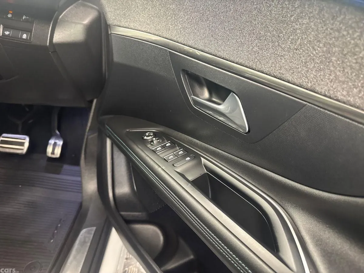Peugeot 3008 MPV, Diesel, 2023, White