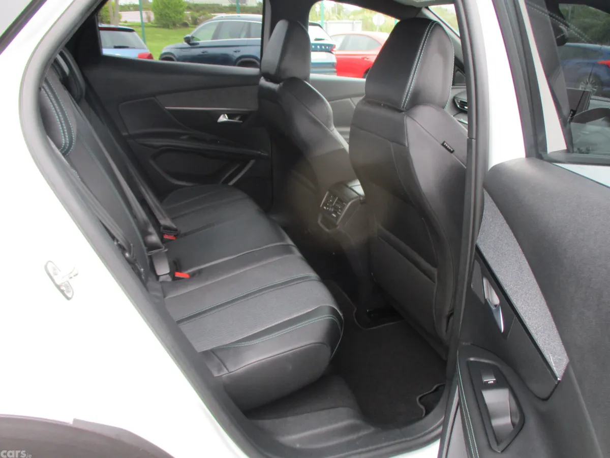 Peugeot 3008 MPV, Diesel, 2023, White