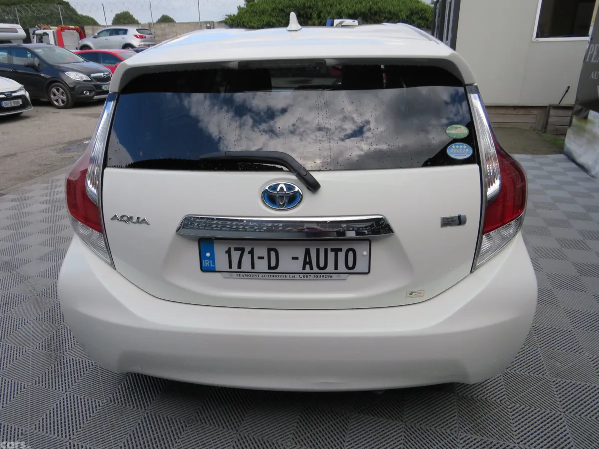 Toyota Aqua Hatchback, Petrol Hybrid, 2017, White