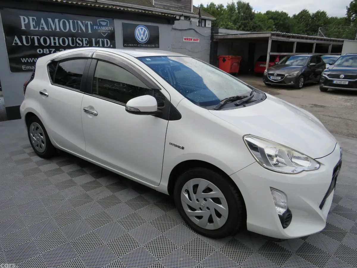 Toyota Aqua Hatchback, Petrol Hybrid, 2017, White