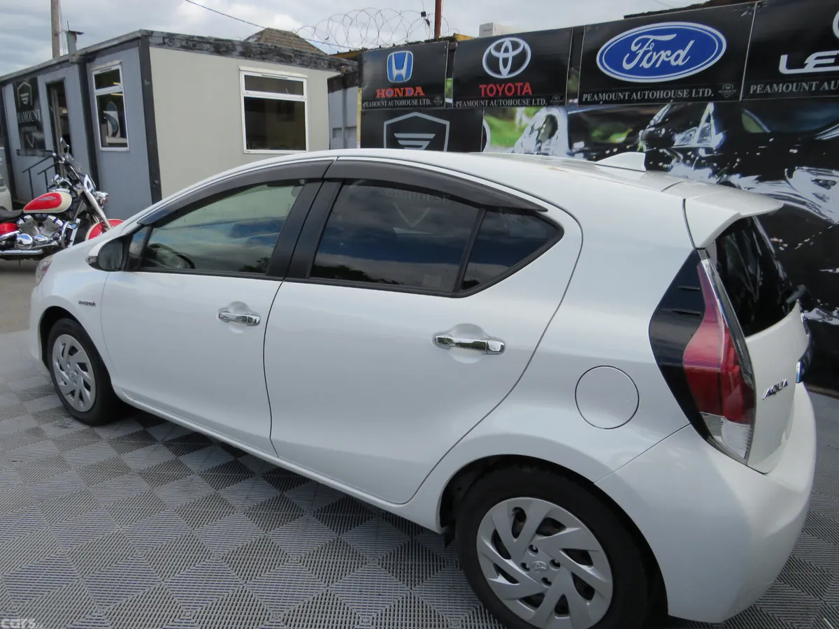 Toyota Aqua Hatchback, Petrol Hybrid, 2017, White