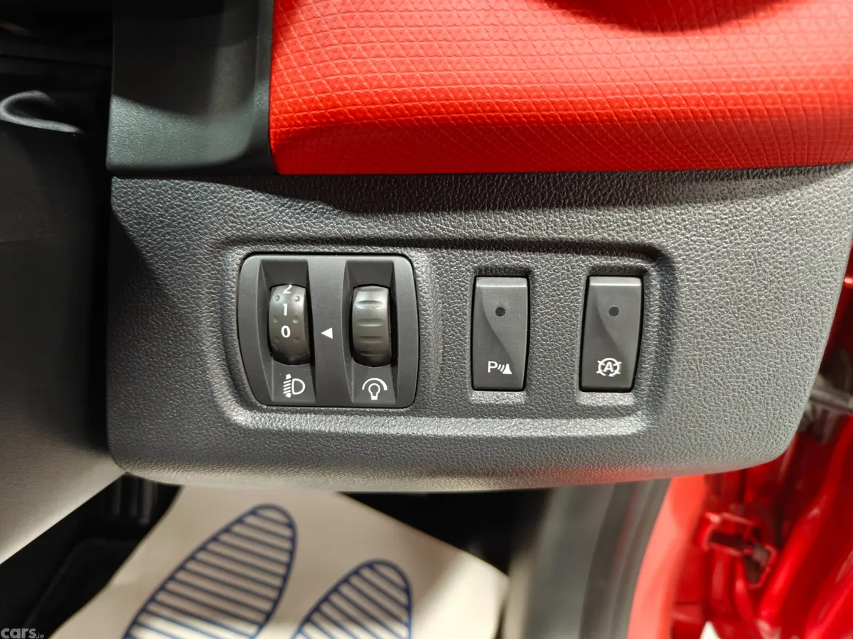 Renault Clio Hatchback, Petrol, 2017, Red