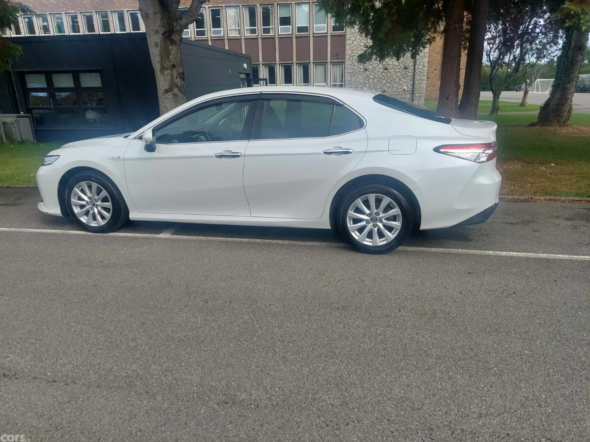 Toyota Camry Saloon, Petrol Hybrid, 2018, White