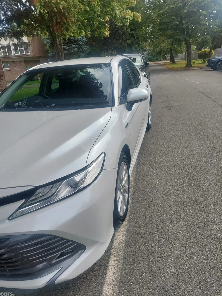 Toyota Camry Saloon, Petrol Hybrid, 2018, White